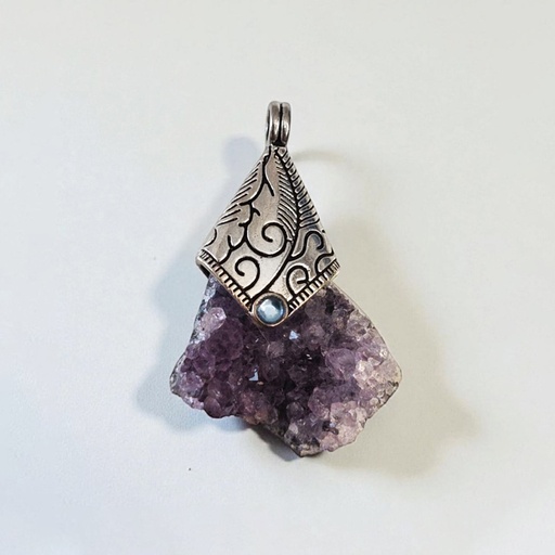 Dije Gema Amatista Drusa con Capuchos y Strass Checo